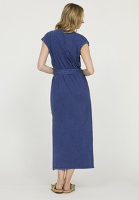 Robe maxi en denim bleu profond, avec des manches courtes, une taille ceinturée et une coupe décontractée, dotée d'un ourlet droit et d'une texture douce.