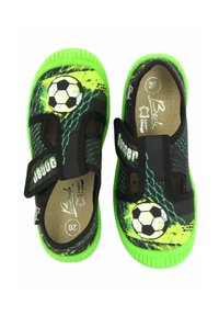 Schwarze und grüne fußballthemen Schuhe mit einem Klettverschluss, die ein Fußballgrafik und strukturierte Gummisohlen aufweisen.