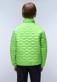 Giacca trapuntata verde con colletto alto e tessuto strutturato. Presenta un motivo esagonale e accenti neri all'orlo. Adatta per il clima fresco.