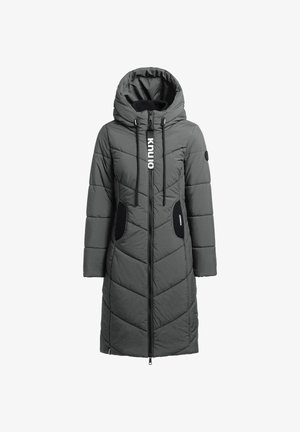 Abrigo largo acolchado gris con capucha, que cuenta con un cierre frontal, cordón ajustable y detalles en negro. Patrón de rombos, textura suave.