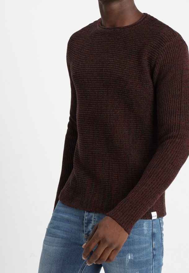 Gebreide kastanjebruine trui met een gemêleerd ontwerp en lange mouwen. Voorzien van een ronde hals en een klein label aan de onderzijde. COMBINEREN met blauwe jeans.