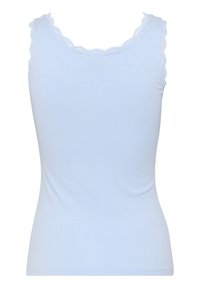 Débardeur bleu clair à côtes avec une bordure en dentelle festonnée le long de l'encolure et des bretelles, fabriqué à partir d'un tissu doux et extensible.