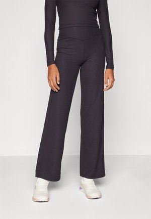 ONLY Play ONPHOMIE WIDE - Tracksuit bottoms - black