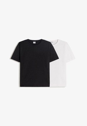 Două tricouri unisex, unul negru și unul alb, fabricate din bumbac. Ambele au mâneci scurte și un design cu guler rotund.