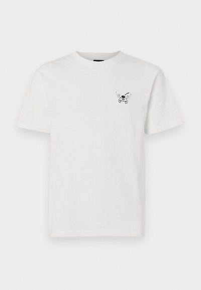 Λευκό βαμβακερό t-shirt με μικρή μαύρη γραφική απεικόνιση ενός κρανίου με φτερά στην αριστερή περιοχή του στήθους. Στρογγυλή λαιμόκοψη, κοντά μανίκια.