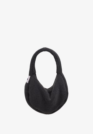 Miękka czarna torba na ramię z polarowego materiału o zaokrąglonym kształcie i pojedynczym szerokim uchwycie, z małą białą metką z boku.