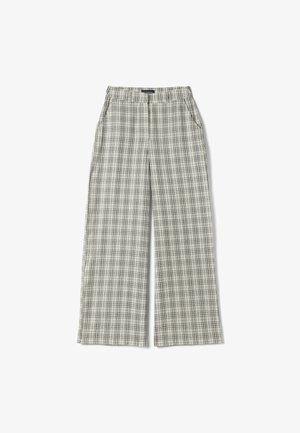Pantalones de pierna ancha con patrón de cuadros en blanco y negro, bolsillos laterales y trabillas para cinturón.
