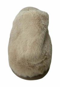 Zapatilla beige con textura suave y esponjosa. Forma redonda con un respaldo ligeramente elevado. Presenta una base sólida y lisa.