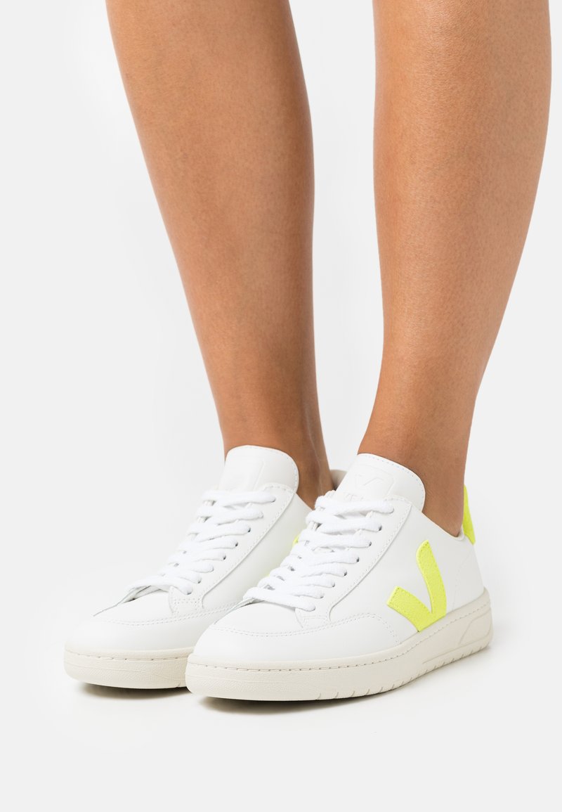 Veja V-12 - Sapatilhas - extra white/jaune/fluo