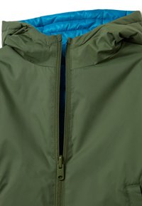 Giacca verde oliva con zip frontale, dotata di una fodera blu imbottita e di un cappuccio. Texture liscia, design leggero, include una tasca frontale.