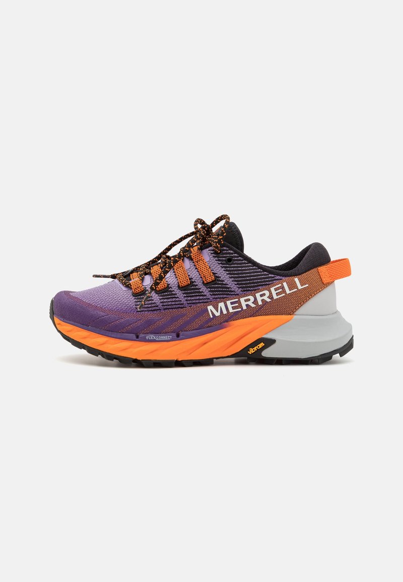 Chaussure de trail Merrell violette et orange avec des lacets noirs et orange, semelle flexible et semelle Vibram, vue de côté sur fond blanc.