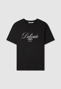 Czarny t-shirt wykonany z bawełny z białym, kursywnym napisem "Delicate" oraz detalem w postaci kokardy poniżej tekstu. Krótkie rękawy, okrągły dekolt.