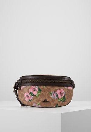 Bolsa de cintura marrón con estampado floral, cremallera marrón oscuro y logo, descansando sobre una superficie blanca frente a un fondo gris liso.