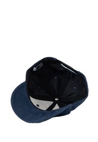 Marineblaues Wildleder-Cap mit schwarzer Innenauskleidung, Belüftungsöffnungen und verstellbarem Riemen, aus der Innenseite und von oben gezeigt.