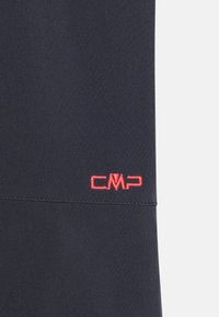 Tumesinine sporditop, millel on kontrastsetes punastes niitides õmmeldud CMP logo. Sile tekstuur ja nurkse õmbluse detailid, mis annavad stiliseeritud ilme.