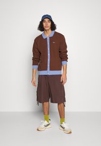 Obey Clothing ACCOMPLISH THERMAL BUTTON FRONT UNISEX - Gilet - sepia