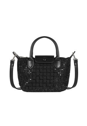 Sac à main tissé noir avec deux poignées supérieures, une bandoulière détachable et une fermeture à bouton. Tissu texturé et accents en cuir lisse.