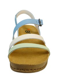 Sandal met banden, met een bovenwerk in blauw, wit en groen, een kurken voetbed en een bruine rubberen zool. Voorzien van verstelbare gespsluiting.