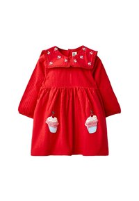 Rotes langärmliges Kleid aus strukturiertem Stoff, mit einem floral bestickten Kragen und Cupcake-Applikationen auf der Vorderseite.