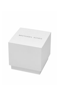 Hvid firkantet boks med en tekstureret overflade, der har de prægede ord "MICHAEL KORS" i sølv. Boksen har et enkelt, rent design.