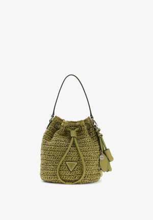 Sac seau tissé vert olive avec une seule bandoulière noire, fermeture à cordon de serrage et breloques en forme de feuilles suspendues.