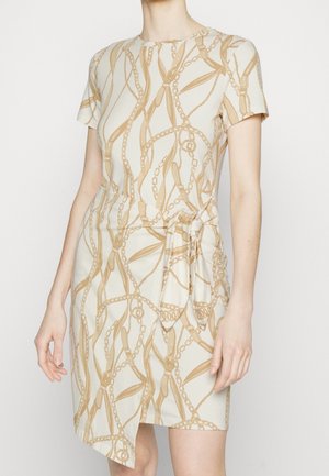 Sukienka z krótkim rękawem w kolorze kremowym z beżowym wzorem łańcucha, z paskiem w talii i asymetrycznym dołem. Wykonana z gładkiej, lekkiej tkaniny.