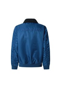 Chaqueta bomber de satén azul marino con puños, collar y cinturilla de canalé; presenta un logo bordado de "PEPE JEANS" en la parte posterior.
