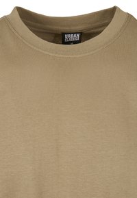 Khaki T-skjorte med rund hals, laget av myk bomullsmateriale. Har merkeflagget "URBAN CLASSICS" inni kragen.