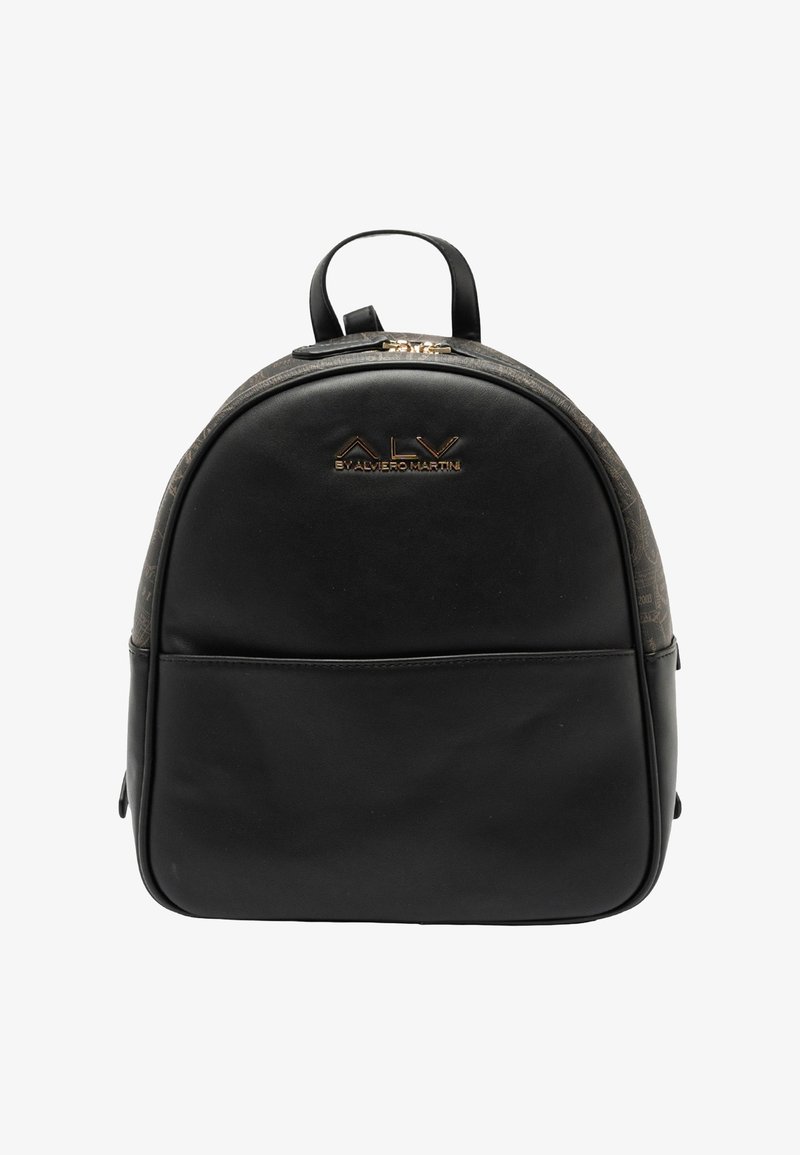 Zaino nero con finitura in pelle liscia, forma arrotondata, dettagli in ottone dorato e parte superiore in tessuto decorato con un logo.