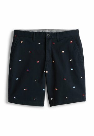 Pantaloni corti blu realizzati in cotone, caratterizzati da vari motivi di bandiere ricamate in rosso, bianco, blu e oro. Vita standard con tasche frontali.