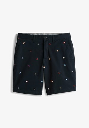 Marineblaue Shorts aus Baumwolle, versehen mit verschiedenen gestickten Flaggenmotiven in Rot, Weiß, Blau und Gold. Standard-Taillenbund mit vorderen Taschen.
