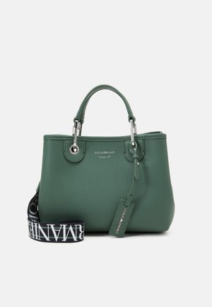Sac à main en cuir vert avec deux poignées, ferrures argentées, étiquette Emporio Armani, et bandoulière noire amovible avec texte de marque blanc.