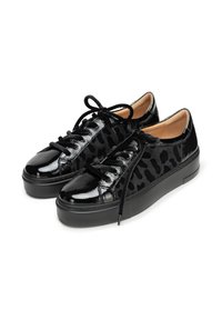 Sneaker nere con una finitura in vernice lucida, texture in stampa animale, lacci piatti e una spessa suola in gomma nera.