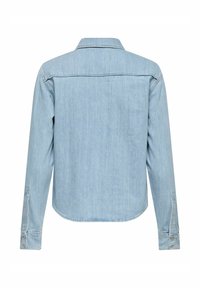 Jasnoniebieska koszula denimowa z długimi rękawami, guzikowymi mankietami i spiczastym kołnierzykiem. Posiada prosty krój oraz detal w postaci yoke'u z tyłu.