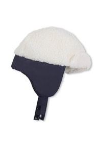 Chapeau en tissu bleu marine avec un dessus en fausse fourrure blanche duveteuse ; il possède des rabats pour les oreilles et une fermeture à pression pour un ajustement sécurisé. Texture douce pour la chaleur.