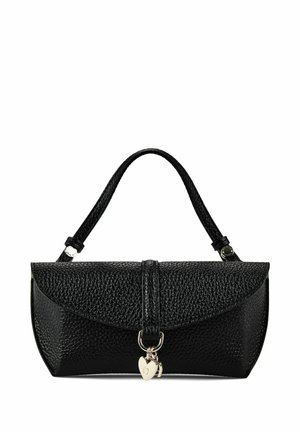 Bolso de mano de cuero negro con textura, con un asa superior y un cierre de solapa adornado con dos pequeños charms plateados en forma de corazón.