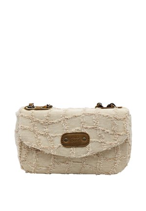 Sac bandoulière en tissu beige texturé avec un motif en grille, écusson en cuir avec logo et bretelles réglables.