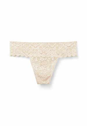 Tanga de encaje en color beige claro con patrones florales y bordes festoneados, que presenta un detallado intrincado y una textura suave.