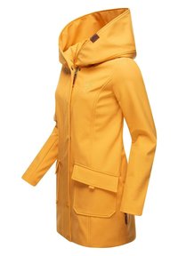 Impermable amarillo con cuello alto y gran capucha, que cuenta con dos bolsillos frontales y cierre de cremallera. Textura suave, material impermeable.