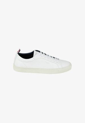 Witte leren sneakers met een gladde afwerking, vetersluiting, zwart interieur en een rode en blauwe accent op de hak. Rubber zool.