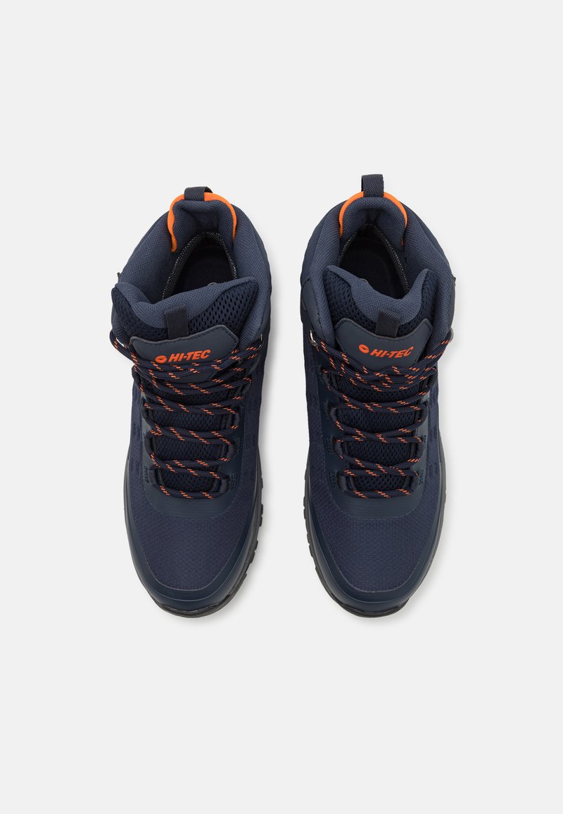 Scarponi da trekking blu navy con pannelli in rete, dettagli arancioni e suole resistenti. Presentano colli imbottiti e lacci decorati per una calzata sicura.