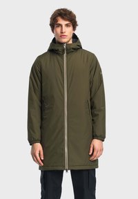 Parka vert olive avec fermeture éclair à l'avant, capuche réglable, poignets élastiques et poches latérales. Matière lisse et rembourrée avec une longueur jusqu'au mi-cuisse.