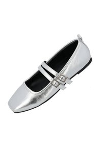 Bailarina metálica plateada con punta cuadrada, dos correas decorativas y una suela negra baja. Textura suave con un acabado brillante.