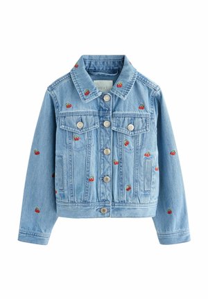 Giacca di jeans azzurro chiaro con bottoni argentati e motivi di ciliegie ricamate di colore rosso sparsi su davanti, maniche e colletto.