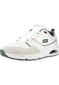 Baskets blanches avec des accents gris, embout en daim et panneaux latéraux perforés. Comprend une semelle rembourrée et un logo de marque sur le côté.