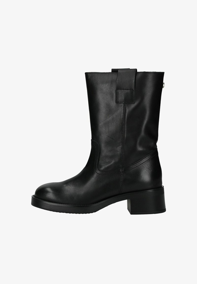 Botín de cuero negro hasta el tobillo con puntera cuadrada, tacón plano, detalles en las costuras laterales y una tira en la parte posterior para facilitar el calzado. Textura suave.