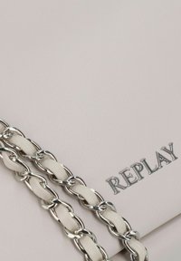 Witte leren handtas met een zilveren kettingband en een verdiept "REPLAY" logo. Glad van textuur met een minimalistisch ontwerp.
