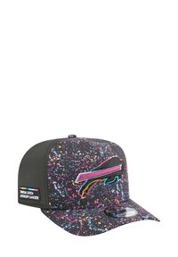 La casquette présente une base noire avec un motif éclaboussé coloré. Un logo appliqué proéminent en rose et bleu orne l'avant, accompagné d'une étiquette.