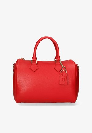 Sac à main en cuir rouge de forme arrondie, surface texturée, deux poignées courtes, quincaillerie dorée et étiquette de bagage amovible.