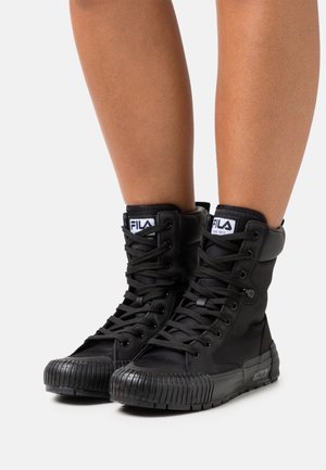 Baskets montantes noires en mesh texturé, bouts ronds, semelle en caoutchouc et lacets apparents ; logo FILA sur la languette.